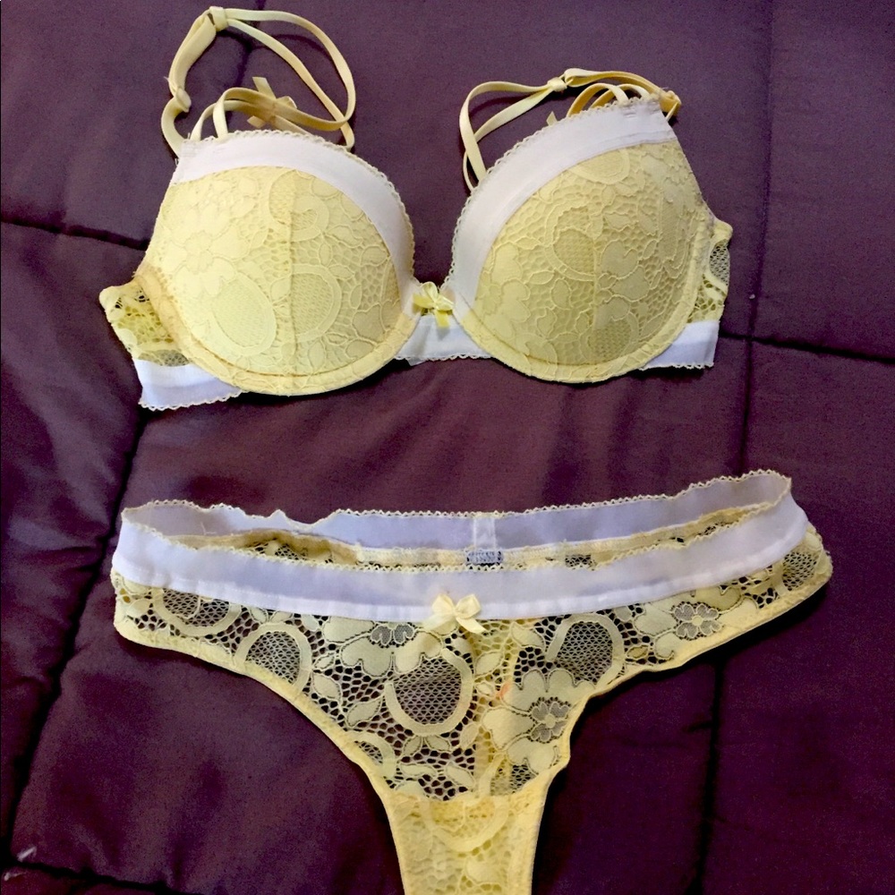 Adore Me 32B Yellow & White Push-Up Bra & Thong